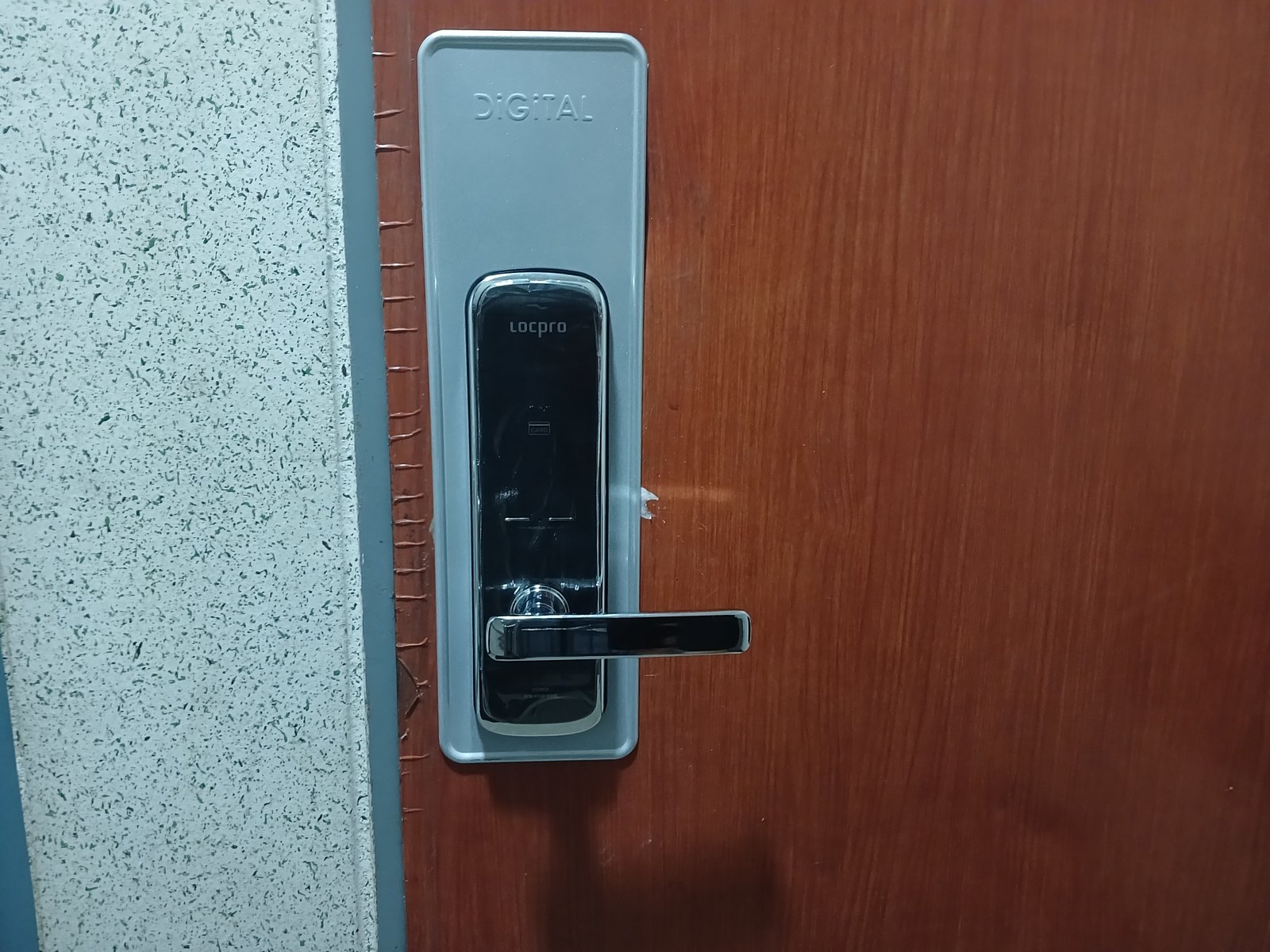 은평구 구산동 출장 — 나뭇결 갈색 문에 회색 덮개판을 대고 단 크롬 테 레버형 도어락